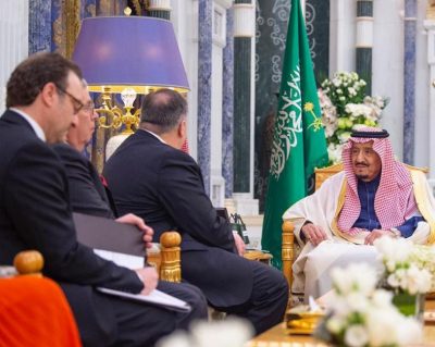 الملك سلمان يستعرض مع بومبيو الأحداث الإقليمية والدولية وموقف البلدين منها