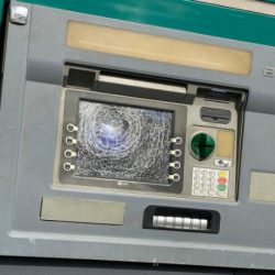 الريثي” يدشن المرحلة الأولى من تسليم المعدات والأجهزة الطبية لمستفيدي بر المسارحة