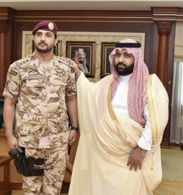 “نائب أمير منطقة جازان”يقلّد ضابط الحماية الخاصة بسموه رتبته الجديدة