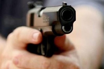 رجل يقتحم منزلاً بسلاح ناري ويقتل ويصيب أفراده بعسير
