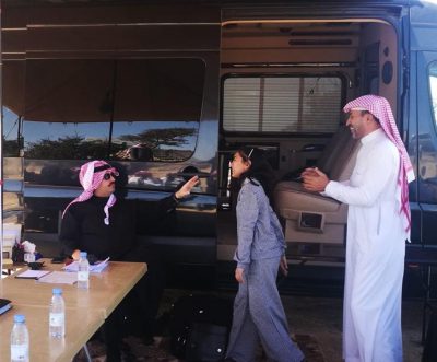 الأمير تركي بن طلال يستقبل طفلة من الأحساء ويكافئها بحضور اجتماعاته