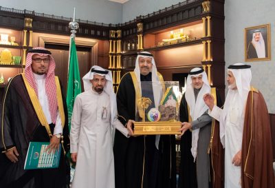 أمير منطقة الباحة يستقبل الفائز محافظ محافظة المندق ورئيس لجنة التنمية الاجتماعية الأهلية بدوس