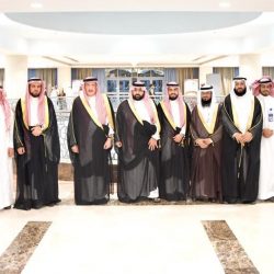 طالب يكرم زميلة بعد تمثيلة المملكة في البرنامج الاثرائي