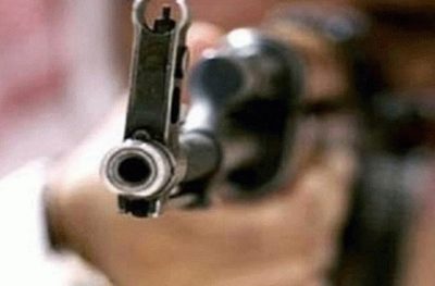 مصادر تكشف ملابسات مَقتل وإصابة أفراد أسرة على يد شخص اقتحم منزلها بالباحة