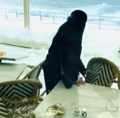 “بالفيديو “أمواج قويّة تغمر كورنيش جدة – وأضرار كبيره بالكورنيش الشمالي