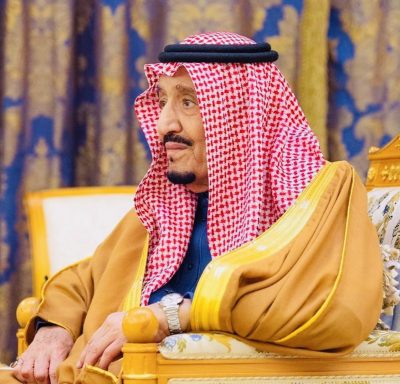 “أمام خادم الحرمين الشريفين”. سمو وزير الرياضة ووزيرا السياحة والاستثمار يؤدون القسم