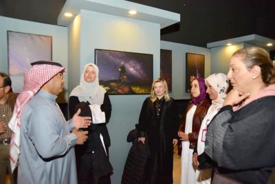 وفد أجنبي وعربي يزور معرض تصوير المجرات ومسارات النجوم