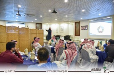 حضور غفير لدورة الذكاء الاصطناعي بغرفة الطائف