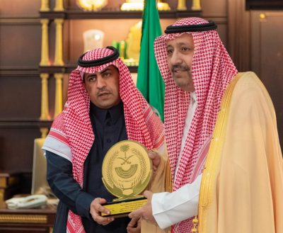 سمو أمير الباحة يكرم المواطن السبيعي