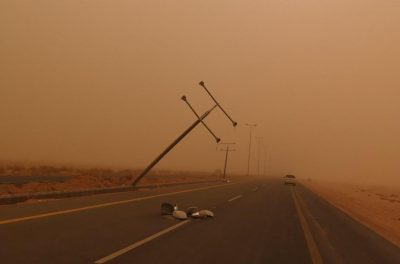 اعمده الكهرباء تثير الهلع للمسافرين على طريق الدوادمي الرياض