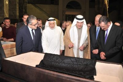 سفير خادم الحرمين بمصر يسلم قطعة من كسوة الكعبة هدية للمتحف المصري بالعاصمة الإدارية