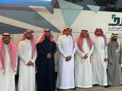 مدير مكتب العمل بالجبيل يزور سيارة هدف المتنقلة