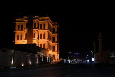 مواطنون يرددون النشيد الوطني بحماس كبير وقت منع التجول