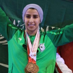 “ارتاح حنا نجيك” أبناء الملك سعود يخرجون للشيخ الشثري في سيارته لتلقي عزائه في الأمير طلال