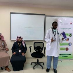 أمير المدينة المنورة يكرم طالباً بعد ظهوره في مقطع فيديو وهو يغالب دموعه بعد خروجه من المسابقة