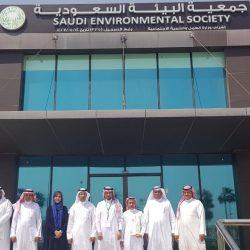 معلم التربية الفنية بمدرسة عثمان بن عفان المتوسطة بضمد يقيم دورة في الشاشة الحريرية