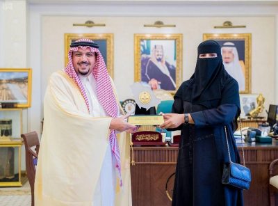 أمير منطقة القصيم يكرم المواطنة مريم المطيري