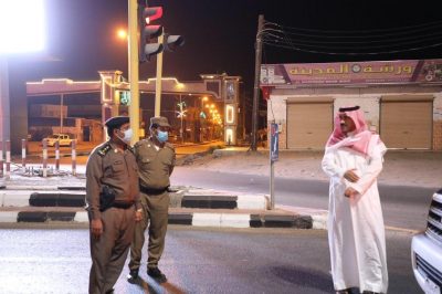 محافظ القنفذة يتابع ميدانيًا جهود الجهات الأمنية في تطبيق أمر منع التجول بمركزي القوز وحلي