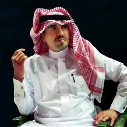يغلق باب ويفتح باب