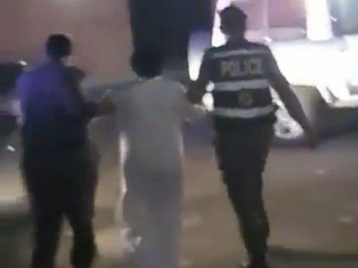 القبض على مواطن رفض التجاوب مع رجال الأمن في تنفيذ أمر منع التجول بمحافظة العارضة