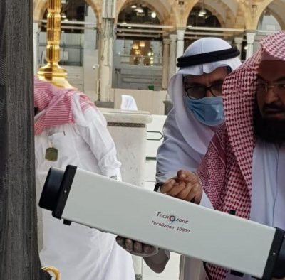 رئاسة الحرمين تستعين بشركة وطنية لتعقيم الكعبة والساحات بتقنية الأوزون