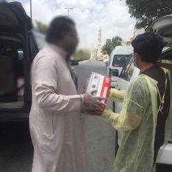 “تكاتف” الحبيل تجهز وتوصل وجبات إفطار للعمالة الوافدة