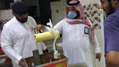 بلدية جنوب جدة تغلق منزلاً شعبيًا يديره وافدون وتصادر آليات