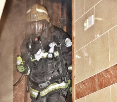 “مدني جازان” يخمد حريق بشقة سكنية ويخلي العمارة ذات الثلاثة طوابق والحادثة تخلف اصابة طفيفة