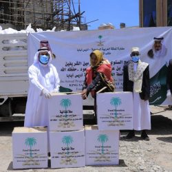“مركز الملك سلمان” للإغاثة يوزع 1,300 سلة غذائية في في مديرية بيحان بمحافظة شبوة
