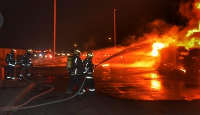 مدني جدة يسيطر على حريق بشاحنة نقل مواد بترولية