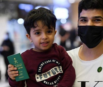 رحلة عودة المواطنين من برلين تصل إلى مطار الملك خالد الدولي