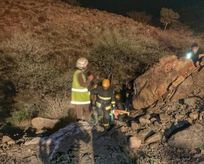 مدني محافظة الطائف ينقذ ثلاثة اشخاص فقدوا بمنطقة جبلية وعرة