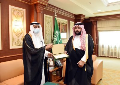 سمو نائب أمير منطقة جازان يتسلم التقرير الخاص بمنجزات وأعمال الإدارة العامة للتعليم بجازان