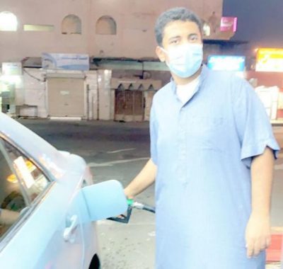 شاب سعودي يتحدى “ثقافة العيب” ويعمل في محطة بنزين بمدينة جازان