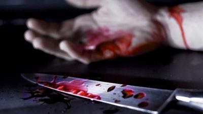 مواطن يقوم بالاعتداء على ثلاثة أشخاص بينهم مواطن بفأس حاد ويلوذ بالفرار
