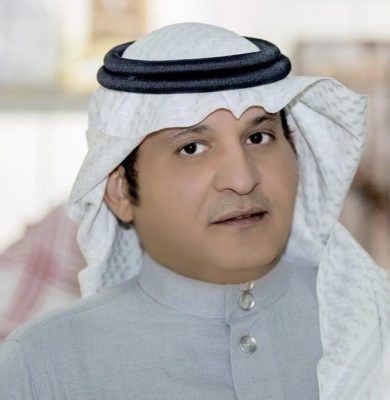 الفنان حسن الزهراني يرقد على السرير الأبيض