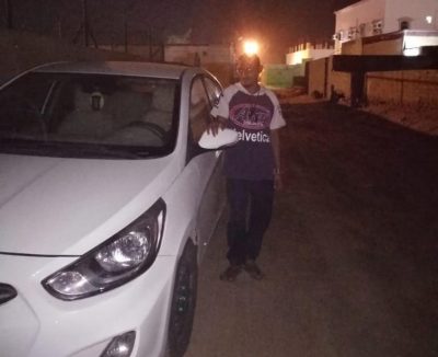 معلمو مدرسة الحسن البصري بصامطة يقدمون سيارة هدية لأحد العاملين بالمدرسة