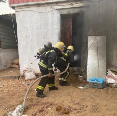 “مدني القوز” يخمد حريقًا نشب في إحدى الاستراحات بسبب التماس كهربائي