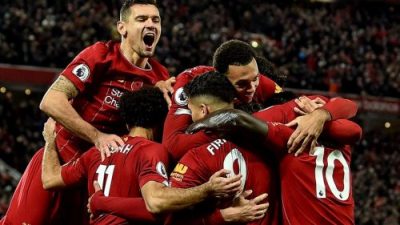 حسم ليفربول الفوز بلقب الدوري الإنكليزي لكرة القدم للمرة الأولى منذ عام 1990