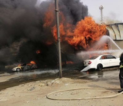 مدني الشقيق يكافح حريق بنشر على الطريق الدولي