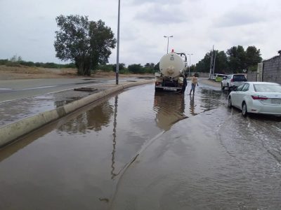 بلدية محافظة ضمد تستنفر جهودها في سحب تجمعات مياه الأمطار