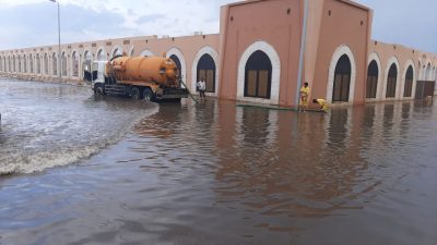 “بلدية محافظة صبيا” تواصل عملها في إزالة آثار ومخلفات مياه الأمطار