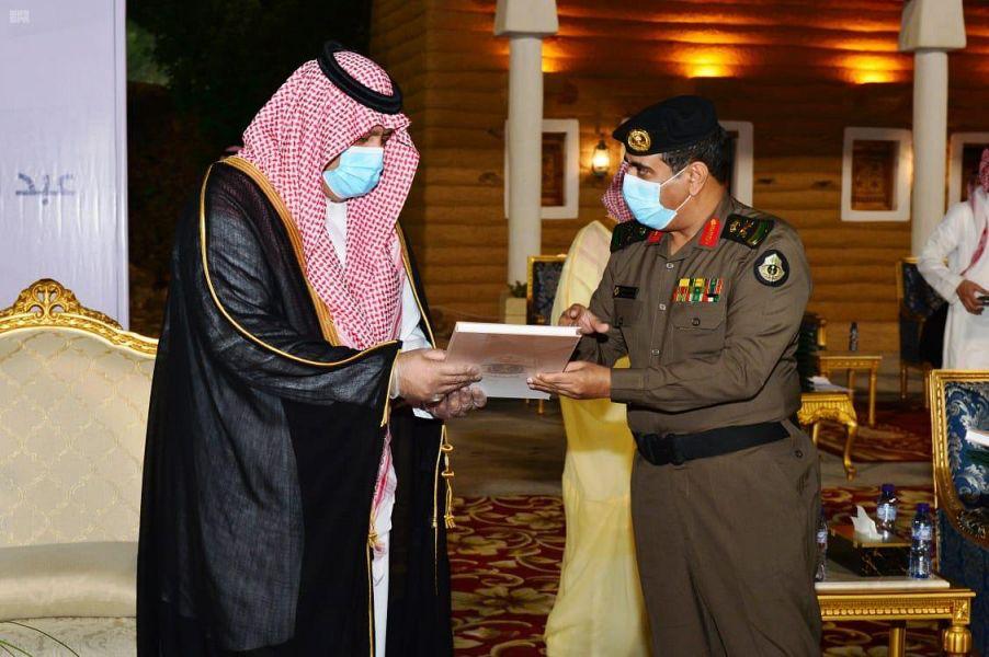 أمير حائل يتسلم التقرير الإحصائي لأعمال الجهات الأمنية والعسكرية أمير حائل يتسلم التقرير الإحصائي لأعمال الجهات الأمنية والعسكرية
