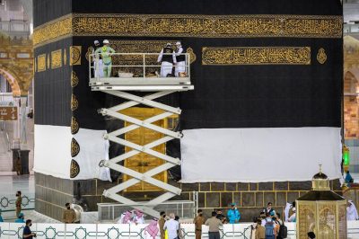استبدل كسوة الكعبة المشرفة