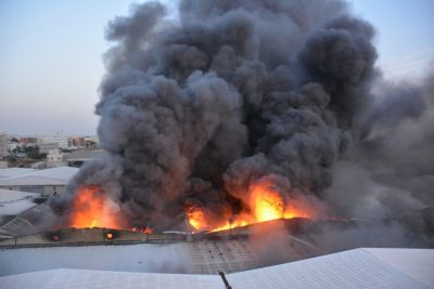 مدني جدة يباشر حريق في عدد من المستودعات بحي المحجر