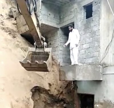 شاهد “انهيار صخري” يحتجز منزل بفيفاء – والبلدية تتدخل في وقت قياسي