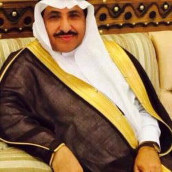 شاهد “شاباً” يمتطي حوتاً ضخم بعرض البحر الأحمر “بمدينة بينبع”