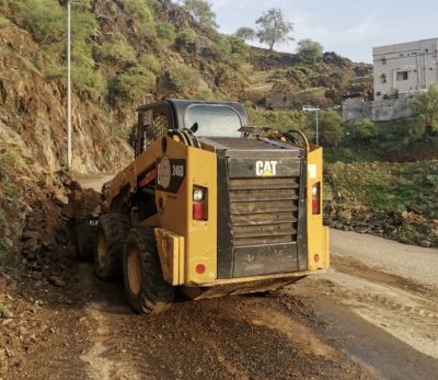 “بالصور”بلدية فيفاء تواصل فتح الطرق وإزالة الإنهيارات