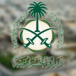 حارس أمن يقوم بتغطية مواطن من ذوي الاحتياجات الخاصة عن المطر