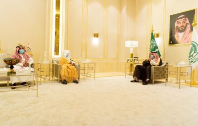 سمو أمير الباحة مستقبلاً بالإمارة رئيس المحكمة العامة بالمنطقة